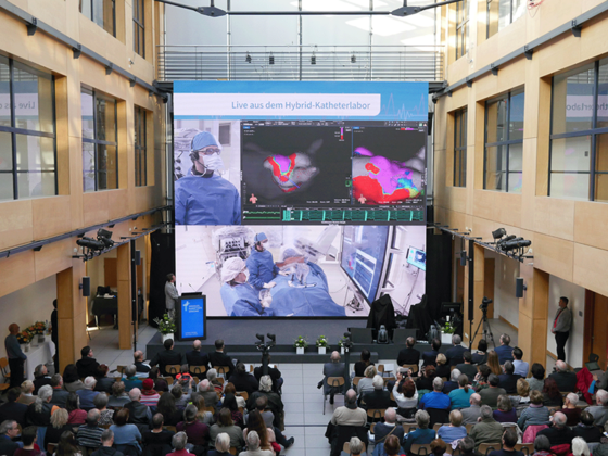 Immanuel Herzzentrum Brandenburg - Pressemitteilungen - 30 Jahre Exzellenz mit Herz - Einladung zum Tag des Herzzentrums - Live aus dem Hybrid-Herzkatheterlabor verfolgt das Publikum einen kardiologischen Eingriff Immanuel Herzzentrum Brandenburg - Pressemitteilungen - 30 Jahre Exzellenz mit Herz - Einladung zum Tag des Herzzentrums - Live aus dem Hybrid-Herzkatheterlabor verfolgt das Publikum einen kardiologischen Eingriff