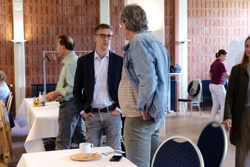 Priv.-Doz. Dr. med. Johannes Kluwe, Chefarzt Allgemeine Innere Medizin und Gastroenterologie, unterhält sich mit einem Kollegen bei der Fachveranstaltung 11. Amalie Tag der Hausärztinnen und Hausärzte im Evangelischen Amalie Sieveking Krankenhaus in Hamburg-Volksdorf. Priv.-Doz. Dr. med. Johannes Kluwe, Chefarzt Allgemeine Innere Medizin und Gastroenterologie, unterhält sich mit einem Kollegen bei der Fachveranstaltung 11. Amalie Tag der Hausärztinnen und Hausärzte im Evangelischen Amalie Sieveking Krankenhaus in Hamburg-Volksdorf.