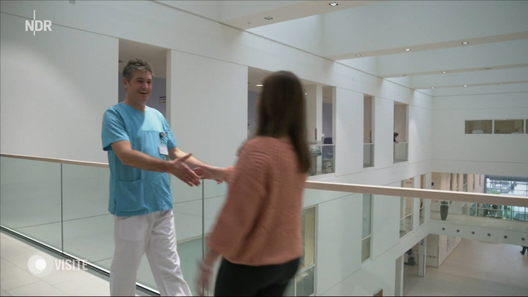 Eine Herzpatientin trifft ihren Arzt im Albertinen Krankenhaus nach OP wieder, Screenshot aus der Sendung NDR Visite