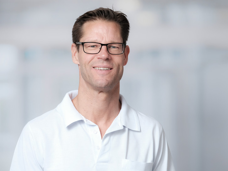 Portrait Lars Kock, Chefarzt der Klinik für Gefäß- und endovaskuläre Chirurgie, Albertinen Herz- und Gefäßzentrum, Zentrale Notfall- und Akutmedizin, Albertinen Krankenhaus, Hamburg-Schnelsen