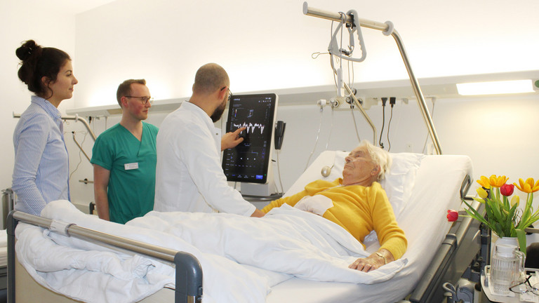 MHB-Studentin Charlotte Du Chesne, Arzt in Weiterbildung Jonathan Nübel und MHB-Student Simon Seitz (von links) testen mit Patientin Ingrid Duve die neue Methode für die Studie