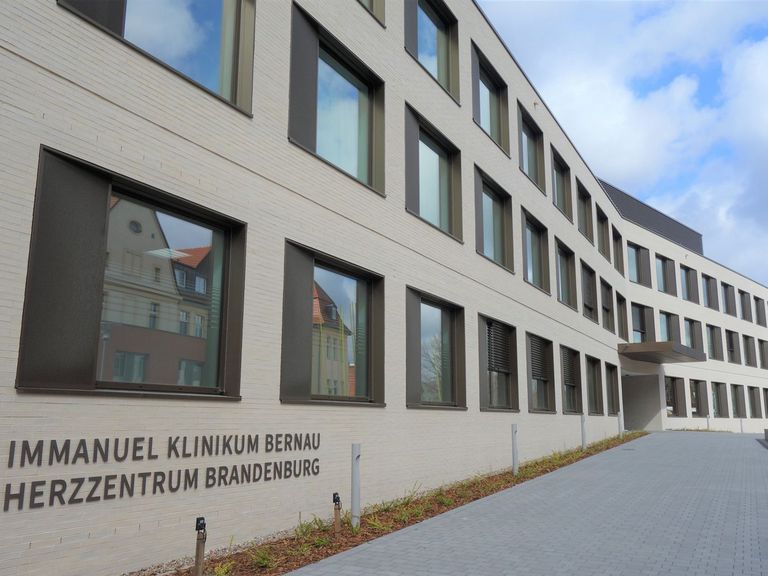 Gebäudensicht Immanuel Klinikum Bernau, Stellenangebote, arbeiten im Deutschen Diakonischen Herz- und Gefäßzentrum, Bernau, Hamburg