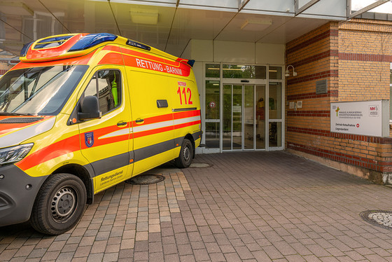 Rettungswagen vor dem Eingang der Zentralen Notaufnahme im Immanuel Klinikum Bernau
