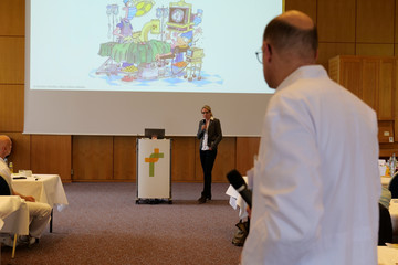 Prof. Dr. med. Ernst von Dobschütz, Chefarzt Zentrum für Endokrine Chirurgie und Ärztlicher Direktor, steht im Vortragsraum und blickt in Richtung der Rednerin auf dem Podium und einer über den Beamer gezeigten Karikatur bei der Fachveranstaltung 11. Amalie Tag der Hausärztinnen und Hausärzte im Evangelischen Amalie Sieveking Krankenhaus in Hamburg-Volksdorf. Prof. Dr. med. Ernst von Dobschütz, Chefarzt Zentrum für Endokrine Chirurgie und Ärztlicher Direktor, steht im Vortragsraum und blickt in Richtung der Rednerin auf dem Podium und einer über den Beamer gezeigten Karikatur bei der Fachveranstaltung 11. Amalie Tag der Hausärztinnen und Hausärzte im Evangelischen Amalie Sieveking Krankenhaus in Hamburg-Volksdorf.